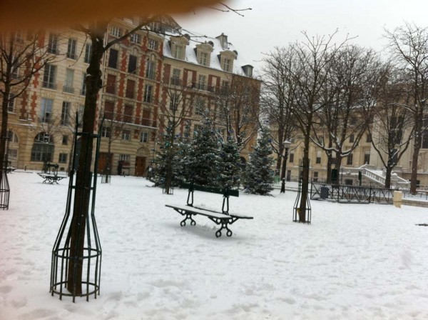 PLACE DAUPHINE עם עצי אשוח מושלגים